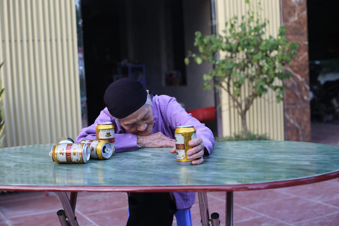 Cụ bà 93 tuổi với sở thích chụp ảnh, khiến người khác bật cười vì tấm hình hút thuốc lào