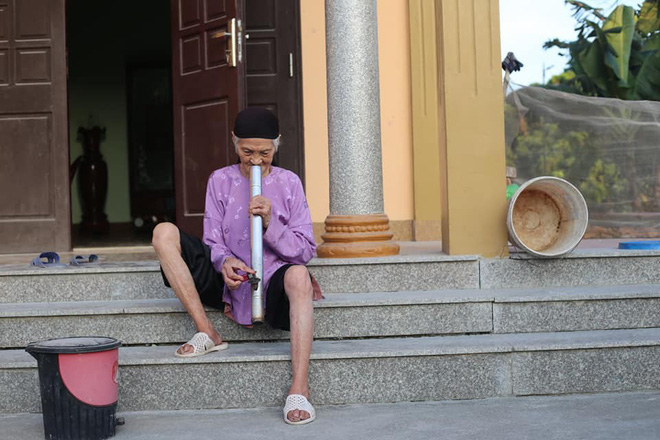 Cụ bà 93 tuổi với sở thích chụp ảnh, khiến người khác bật cười vì tấm hình hút thuốc lào