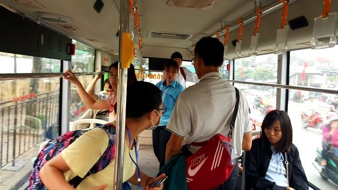 Phụ xe buýt lặng người trước gia tài bỏ quên của người lạ mặt