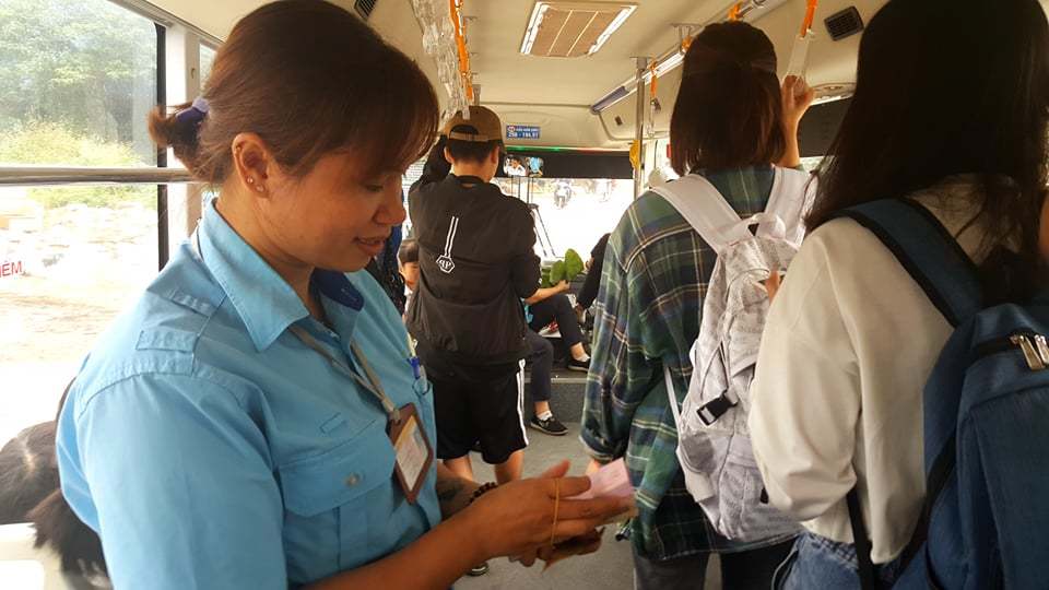 Phụ xe buýt lặng người trước gia tài bỏ quên của người lạ mặt