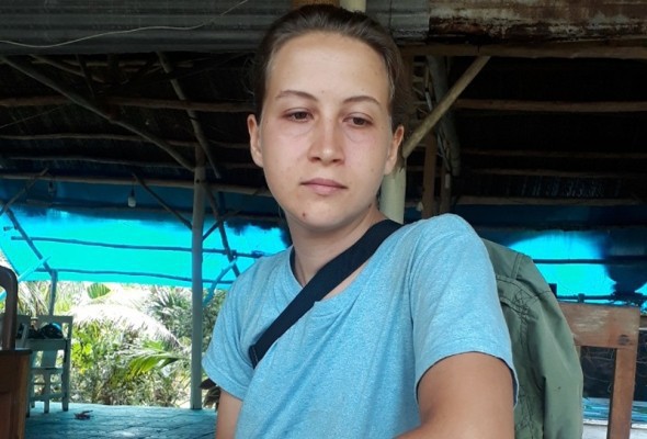 Cô gái Nga xinh đẹp và bạn trai đòi ở lại bệnh viện Phú Quốc, đi vệ sinh ngay tại phòng