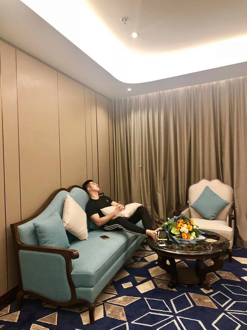 Rộ tin đồn Hương Tràm đang hẹn hò với một anh chàng điển trai sáu múi, dân mạng khen ăn đứt loạt người cũ?