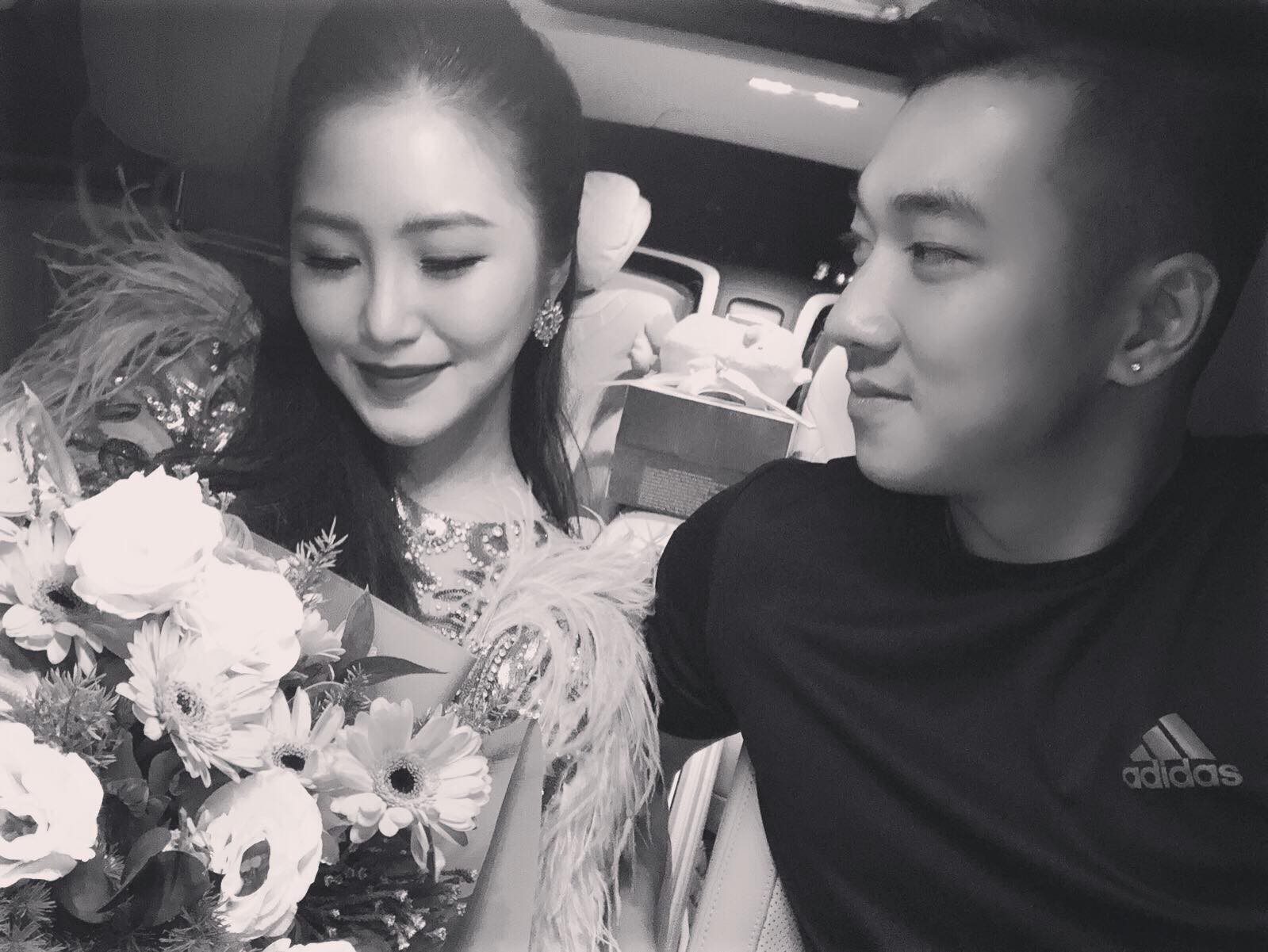 Rộ tin đồn Hương Tràm đang hẹn hò với một anh chàng điển trai sáu múi, dân mạng khen ăn đứt loạt người cũ?