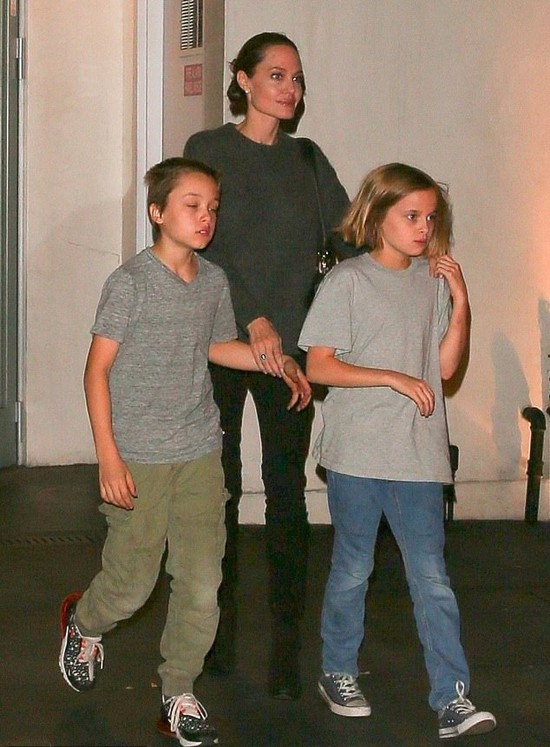 Từ sau khi bố mẹ nuôi chia tay, Pax Thiên ngày càng trưởng thành và gần gũi hơn với Angelina Jolie