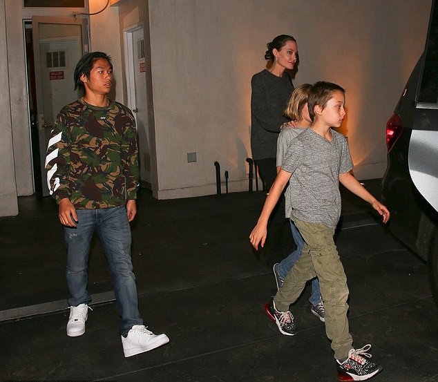 Từ sau khi bố mẹ nuôi chia tay, Pax Thiên ngày càng trưởng thành và gần gũi hơn với Angelina Jolie