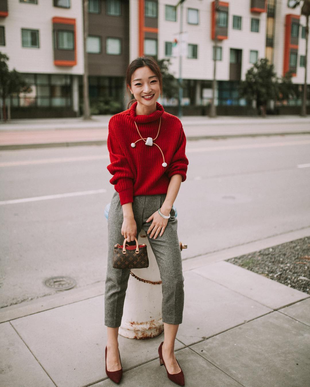 Chẳng thể diện váy vóc thường xuyên vào mùa lạnh thì các nàng công sở đã có 4 mẫu quần chuẩn thanh lịch này