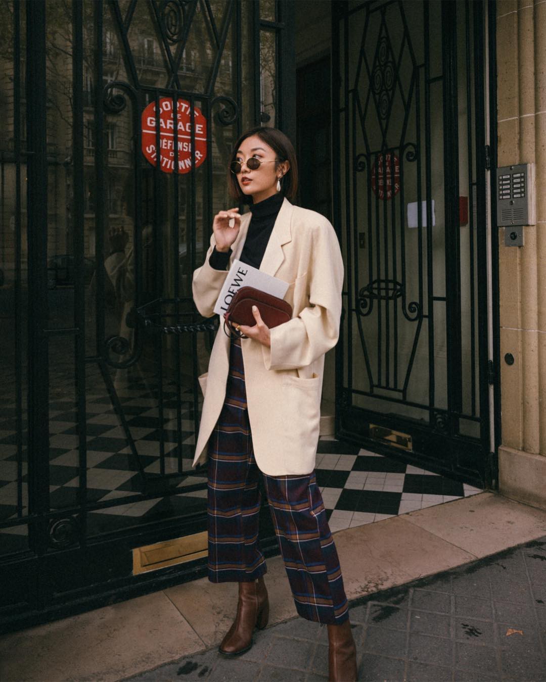 Chẳng thể diện váy vóc thường xuyên vào mùa lạnh thì các nàng công sở đã có 4 mẫu quần chuẩn thanh lịch này