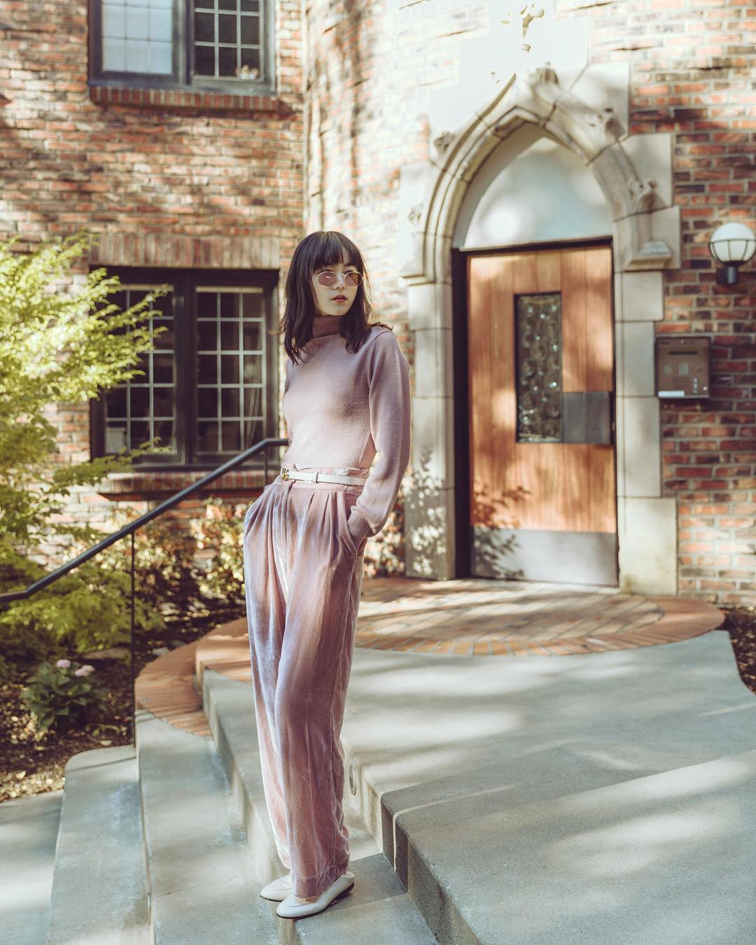 Chẳng thể diện váy vóc thường xuyên vào mùa lạnh thì các nàng công sở đã có 4 mẫu quần chuẩn thanh lịch này