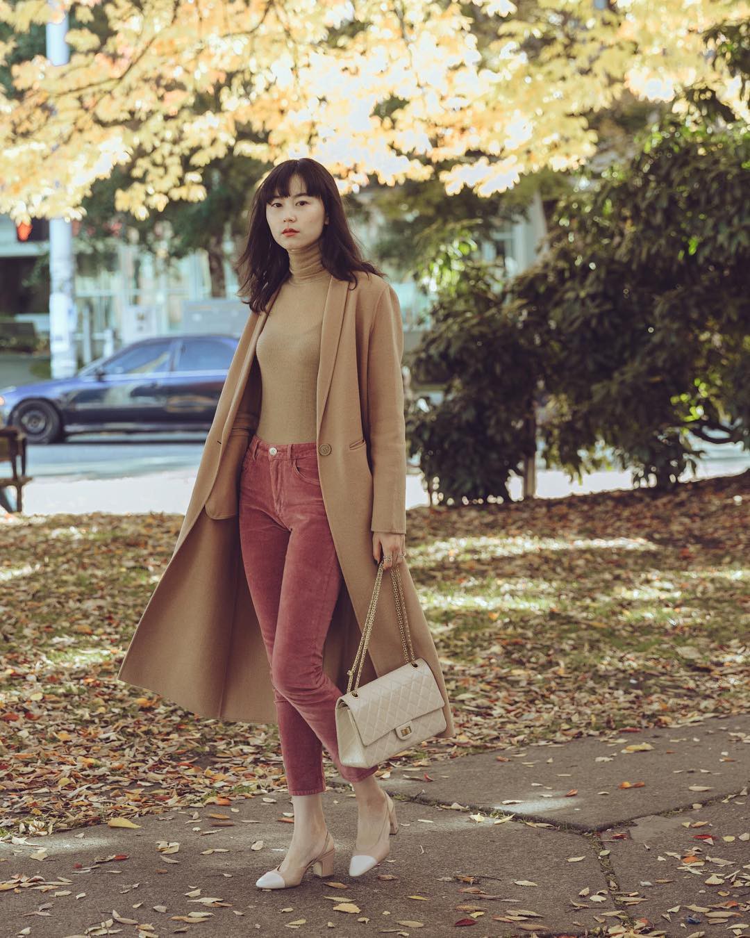 Chẳng thể diện váy vóc thường xuyên vào mùa lạnh thì các nàng công sở đã có 4 mẫu quần chuẩn thanh lịch này