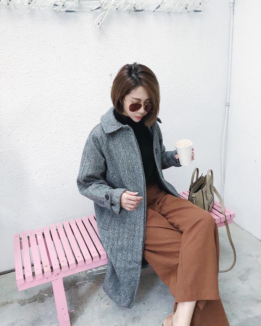 Chẳng thể diện váy vóc thường xuyên vào mùa lạnh thì các nàng công sở đã có 4 mẫu quần chuẩn thanh lịch này