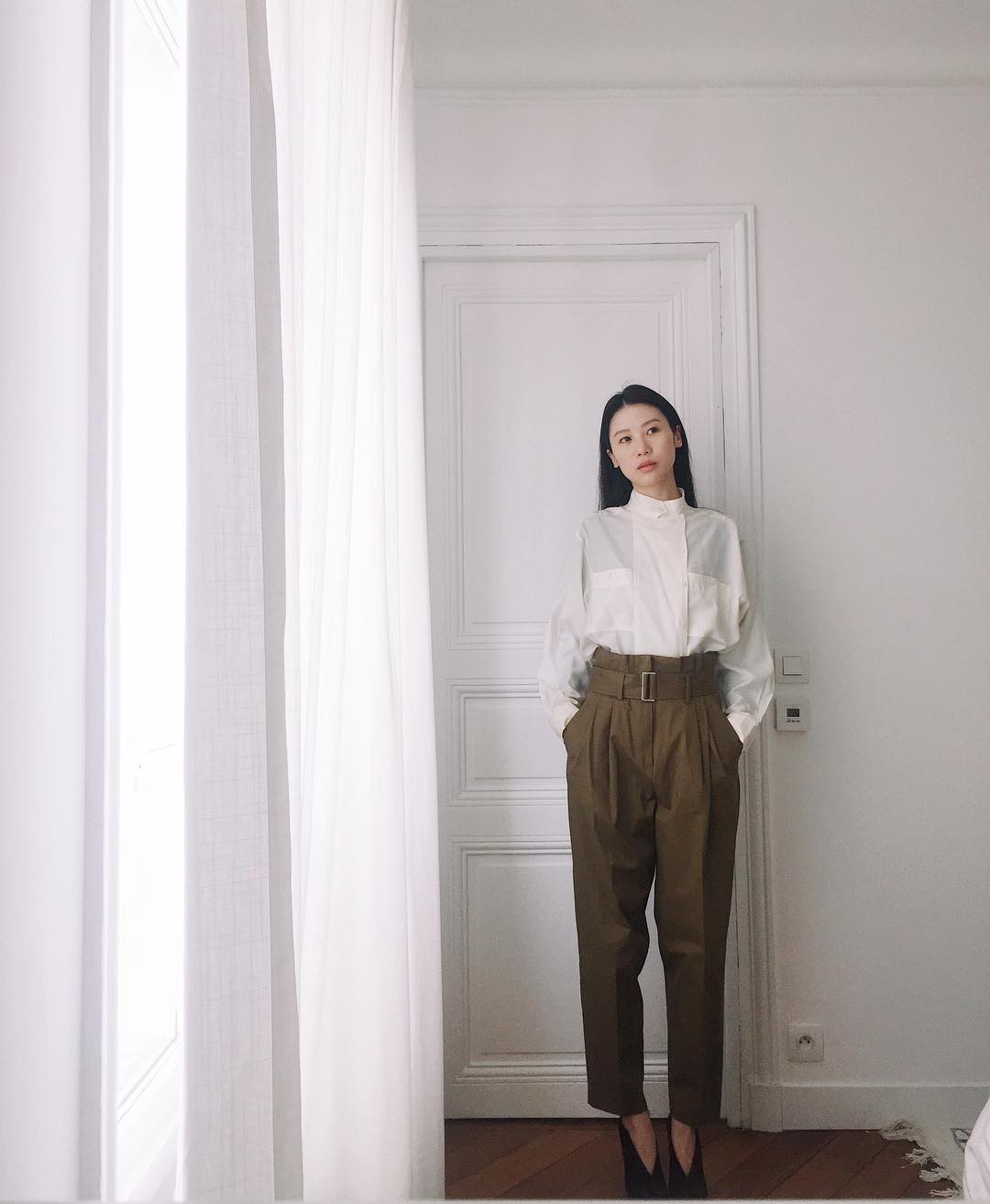 Chẳng thể diện váy vóc thường xuyên vào mùa lạnh thì các nàng công sở đã có 4 mẫu quần chuẩn thanh lịch này