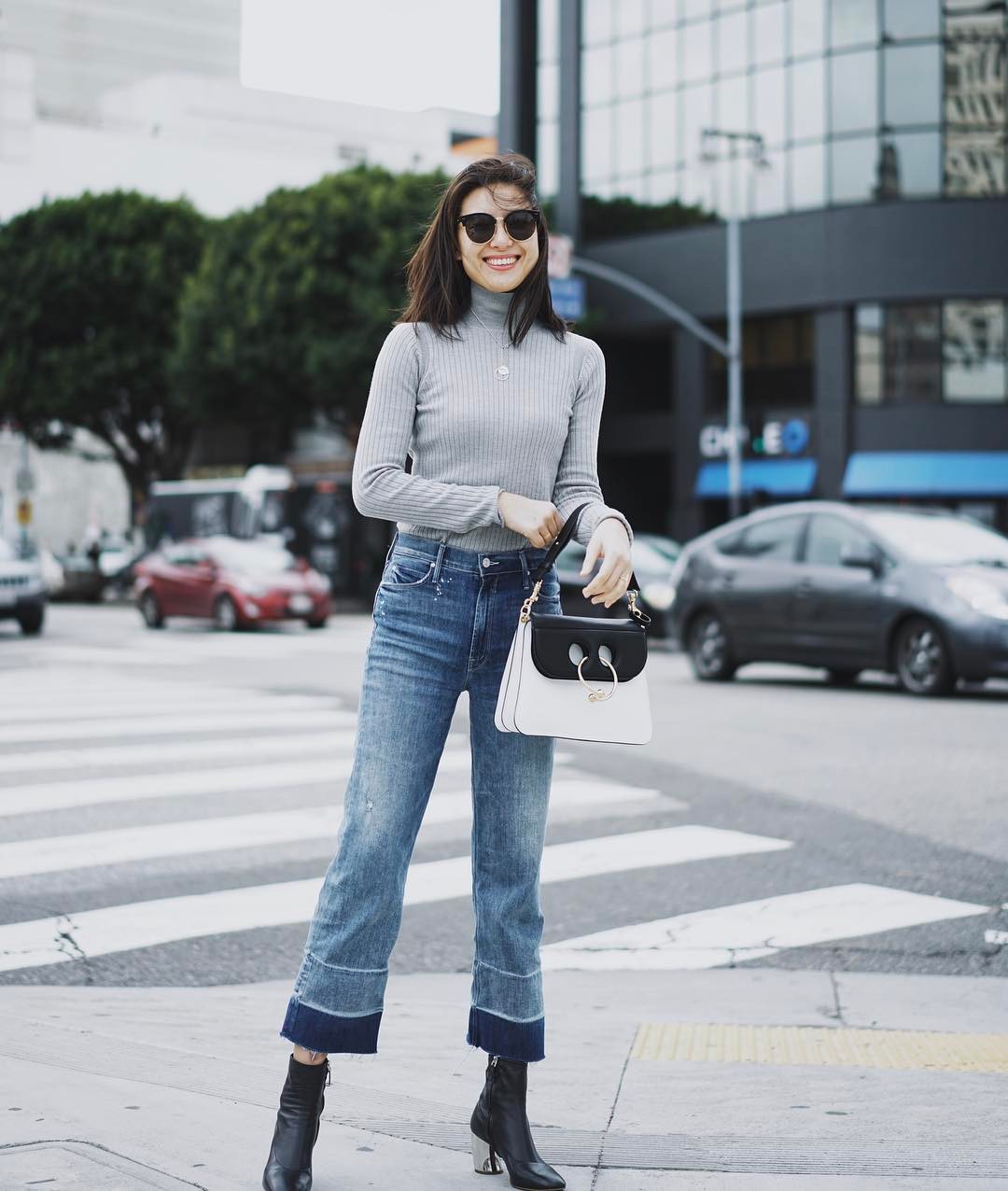 Chẳng thể diện váy vóc thường xuyên vào mùa lạnh thì các nàng công sở đã có 4 mẫu quần chuẩn thanh lịch này