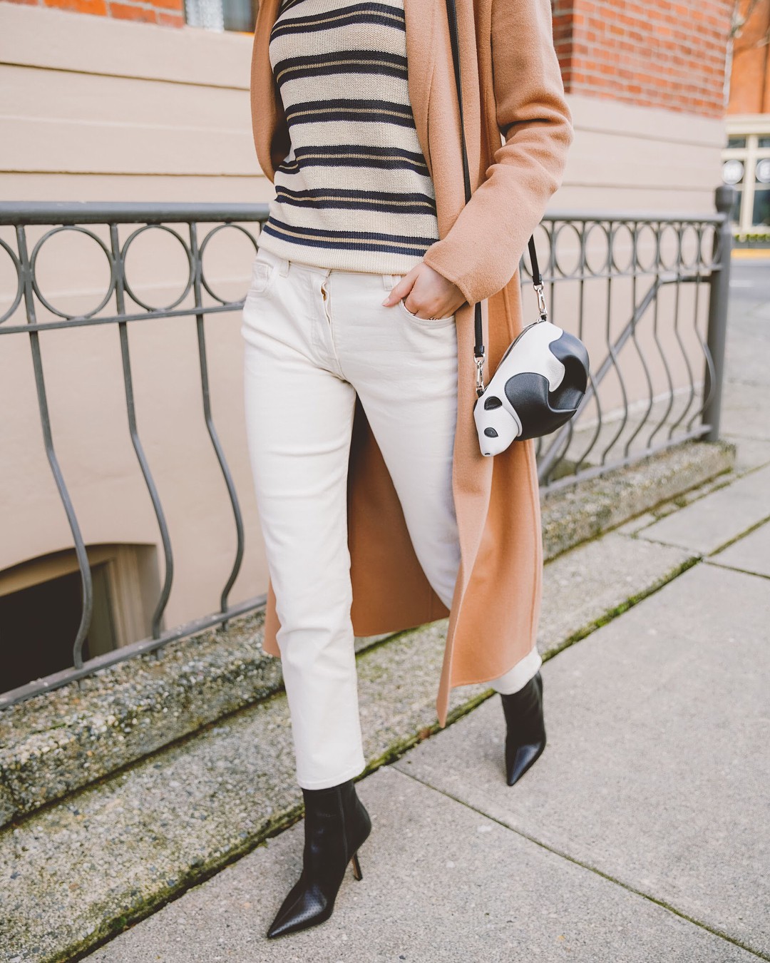 Chẳng thể diện váy vóc thường xuyên vào mùa lạnh thì các nàng công sở đã có 4 mẫu quần chuẩn thanh lịch này