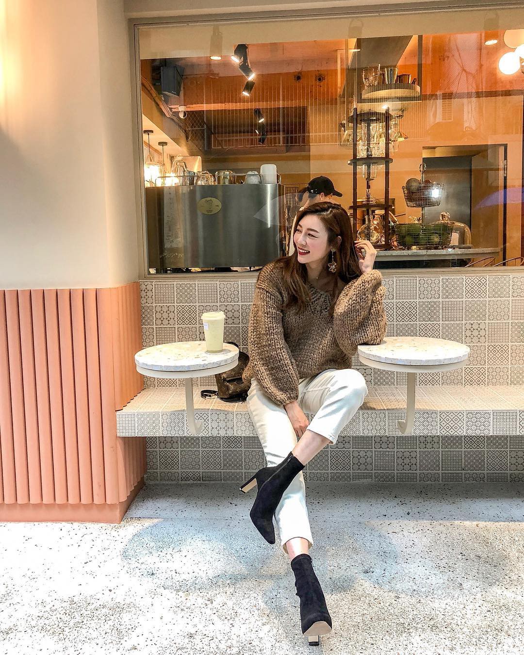 Chẳng thể diện váy vóc thường xuyên vào mùa lạnh thì các nàng công sở đã có 4 mẫu quần chuẩn thanh lịch này