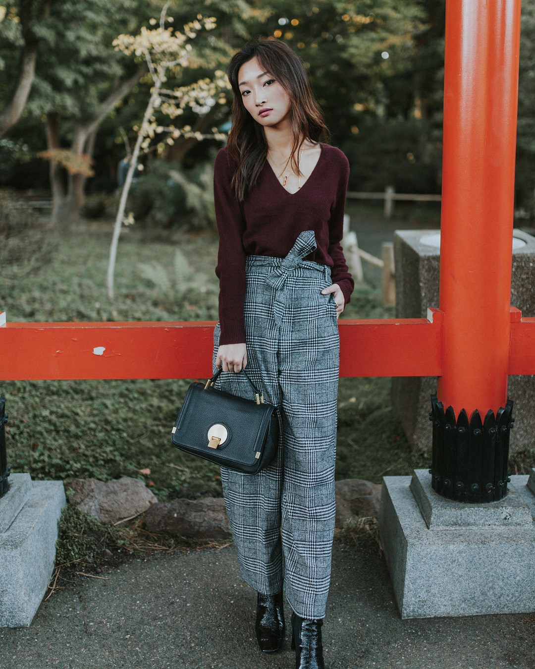 Chẳng thể diện váy vóc thường xuyên vào mùa lạnh thì các nàng công sở đã có 4 mẫu quần chuẩn thanh lịch này