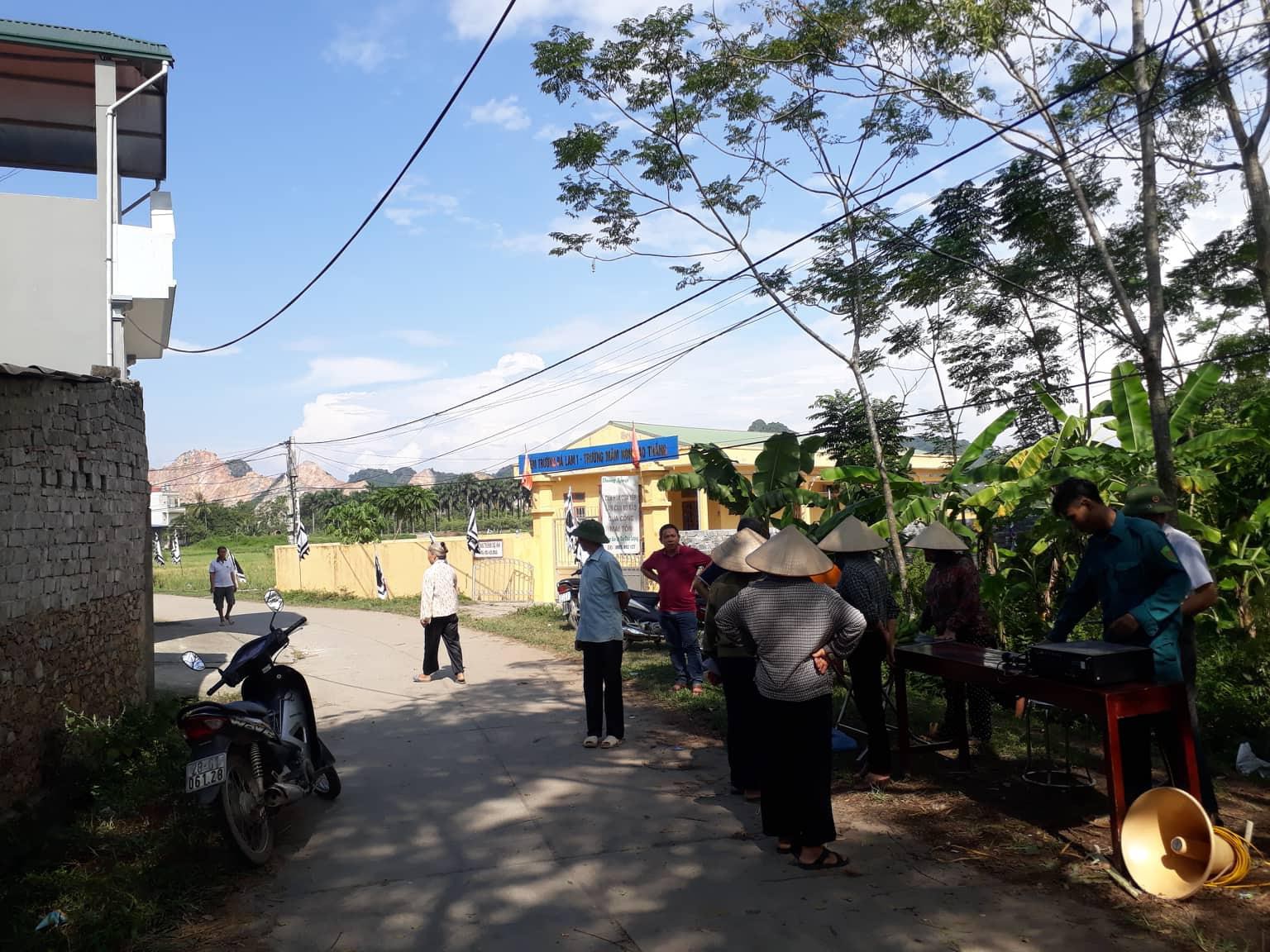 Hàng xóm nói về vụ gã đàn ông sát hại mẹ, khống chế con trai: Không thấy bà Hồng đâu, mọi người đi tìm thì phát hiện vệt máu kéo dài ra giếng