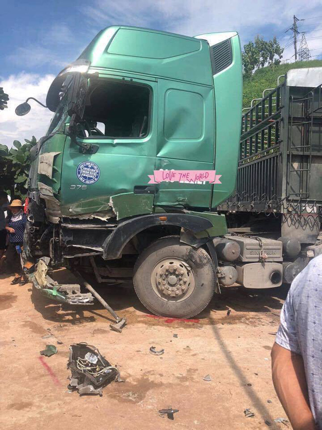 Sơn La: Huy động máy xúc tách hai chiếc xe tai nạn dính chặt nhau, đưa 10 người đi cấp cứu