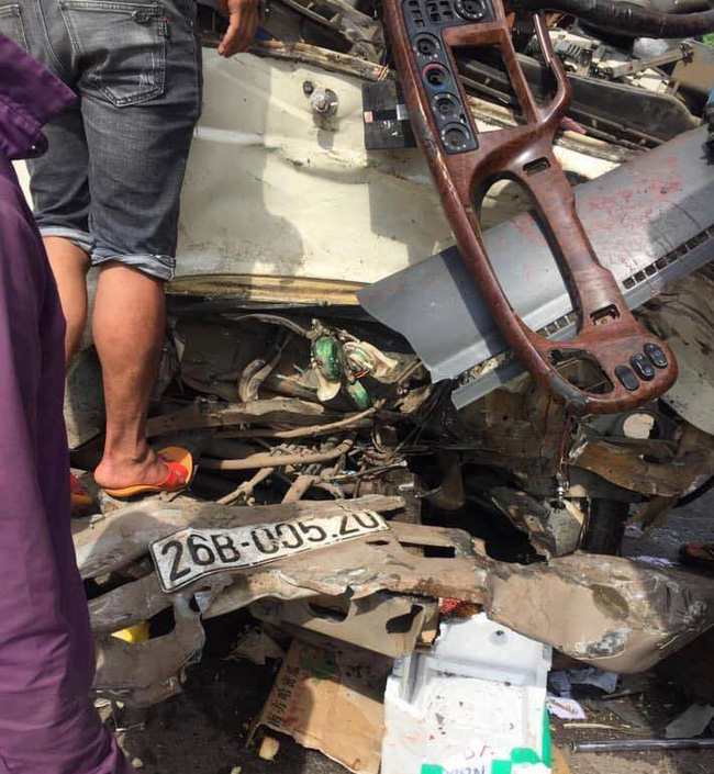 Sơn La: Huy động máy xúc tách hai chiếc xe tai nạn dính chặt nhau, đưa 10 người đi cấp cứu