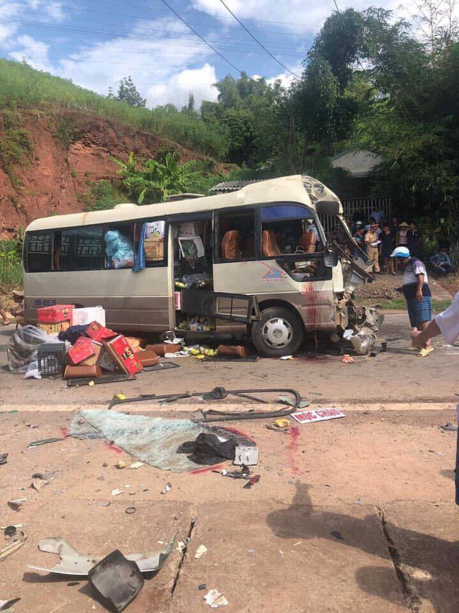 Sơn La: Huy động máy xúc tách hai chiếc xe tai nạn dính chặt nhau, đưa 10 người đi cấp cứu