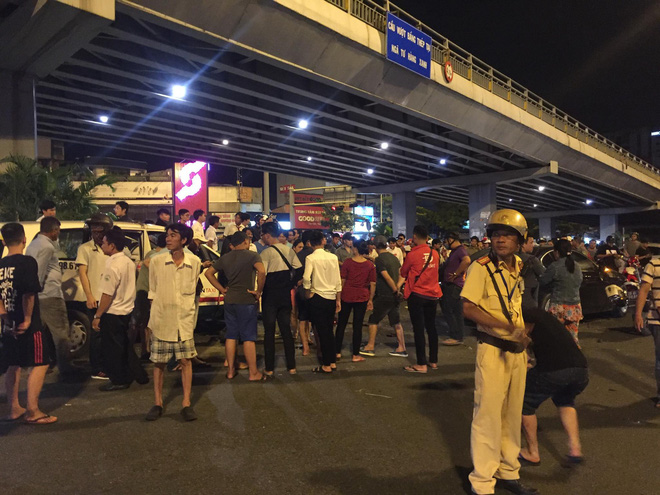 Nữ tài xế điều khiển xe BMW gây tai nạn kinh hoàng, người bị thương nằm la liệt giữa ngã tư Hàng Xanh