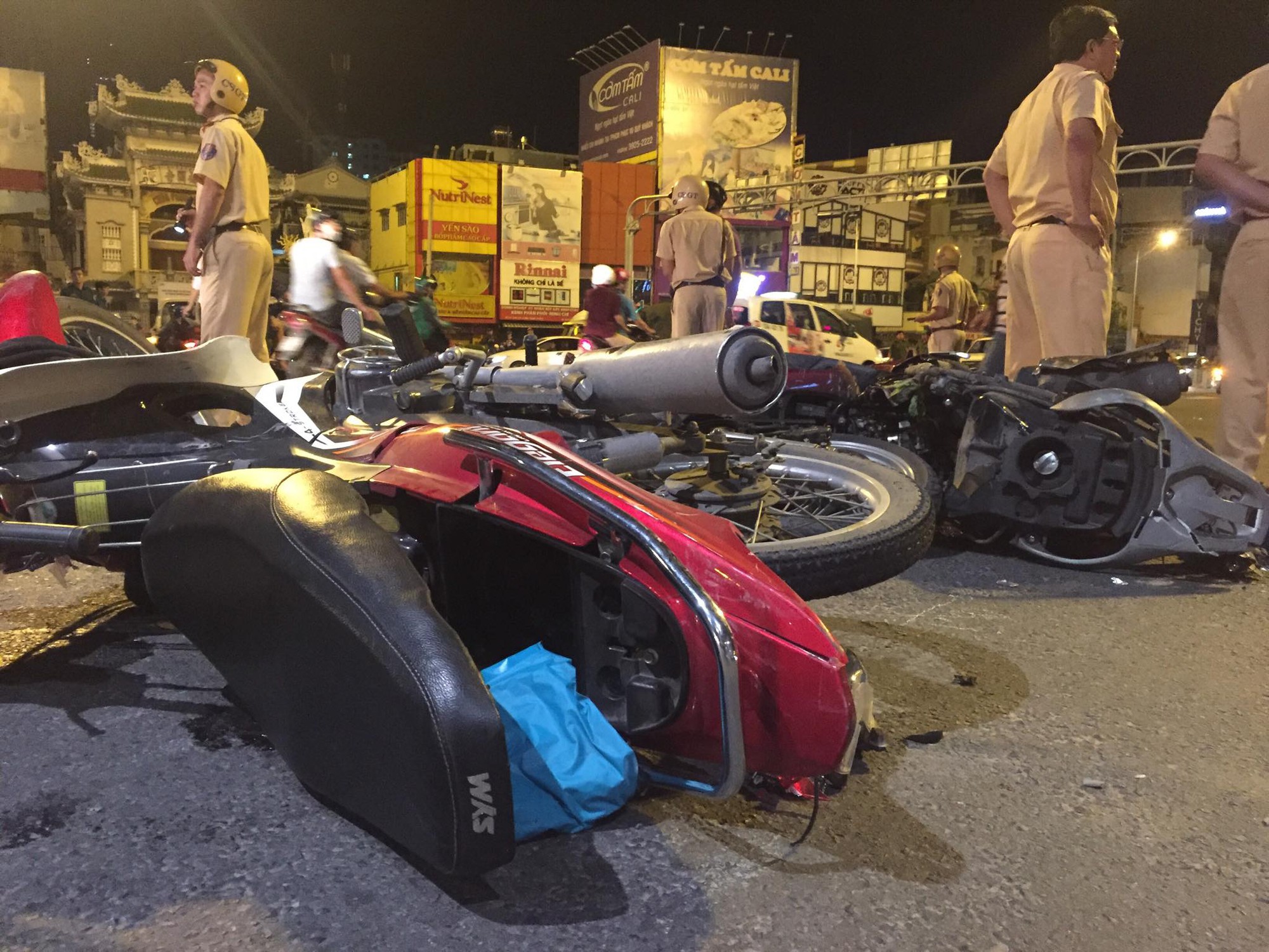 Nữ tài xế điều khiển xe BMW gây tai nạn kinh hoàng, người bị thương nằm la liệt giữa ngã tư Hàng Xanh