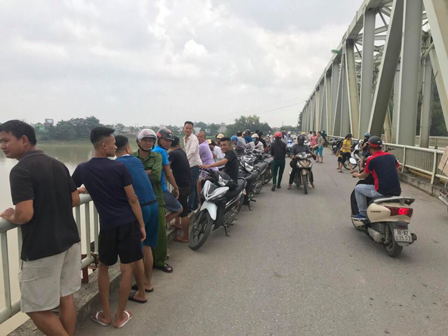 Thanh Hóa: Nam thanh niên đi xe đạp lên cầu Hàm Rồng nhảy xuống sông tự vẫn