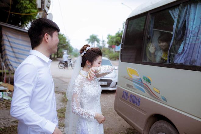Phía sau bức ảnh cô dâu lau nước mắt chào người thân về nhà chồng: Mẹ mình bị ung thư, từ giờ ai sẽ đưa mẹ đi viện...