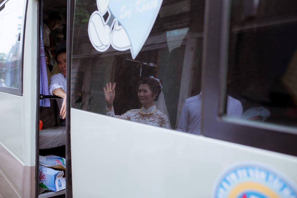 Phía sau bức ảnh cô dâu lau nước mắt chào người thân về nhà chồng: Mẹ mình bị ung thư, từ giờ ai sẽ đưa mẹ đi viện...