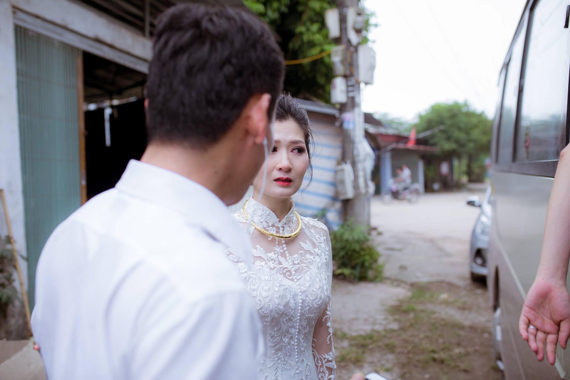 Phía sau bức ảnh cô dâu lau nước mắt chào người thân về nhà chồng: Mẹ mình bị ung thư, từ giờ ai sẽ đưa mẹ đi viện...