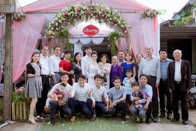 Phía sau bức ảnh cô dâu lau nước mắt chào người thân về nhà chồng: Mẹ mình bị ung thư, từ giờ ai sẽ đưa mẹ đi viện...