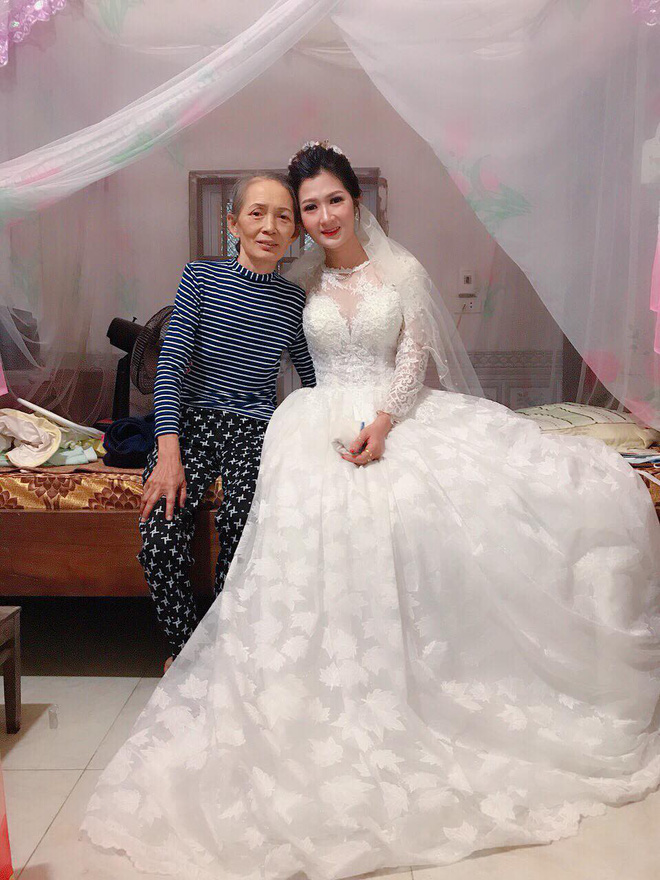 Phía sau bức ảnh cô dâu lau nước mắt chào người thân về nhà chồng: Mẹ mình bị ung thư, từ giờ ai sẽ đưa mẹ đi viện...