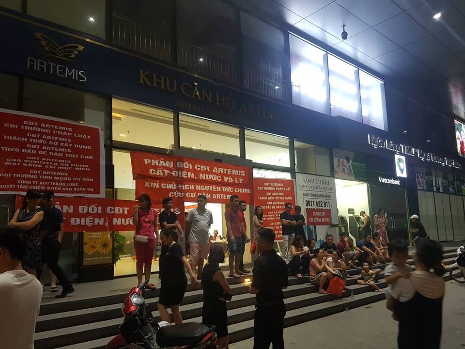 Cư dân chung cư cao cấp ở Hà Nội bị cắt điện, nước vì treo băng rôn tố chủ đầu tư?