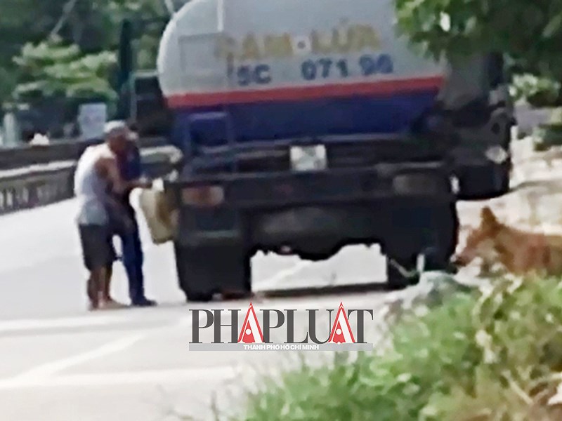 Rút ruột xăng dầu xuyên đèo Hải Vân nhanh như chớp