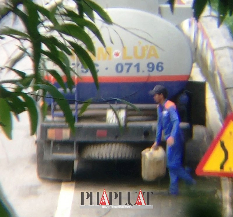 Rút ruột xăng dầu xuyên đèo Hải Vân nhanh như chớp