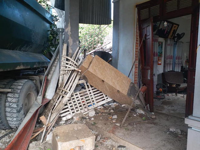 Xe đầu kéo bay khỏi đường đâm sập nhà dân, chủ nhà bị thương nặng