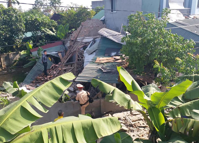 Xe đầu kéo bay khỏi đường đâm sập nhà dân, chủ nhà bị thương nặng