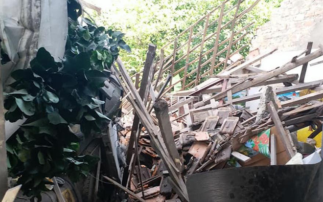 Xe đầu kéo bay khỏi đường đâm sập nhà dân, chủ nhà bị thương nặng