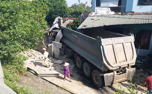 Xe đầu kéo bay khỏi đường đâm sập nhà dân, chủ nhà bị thương nặng