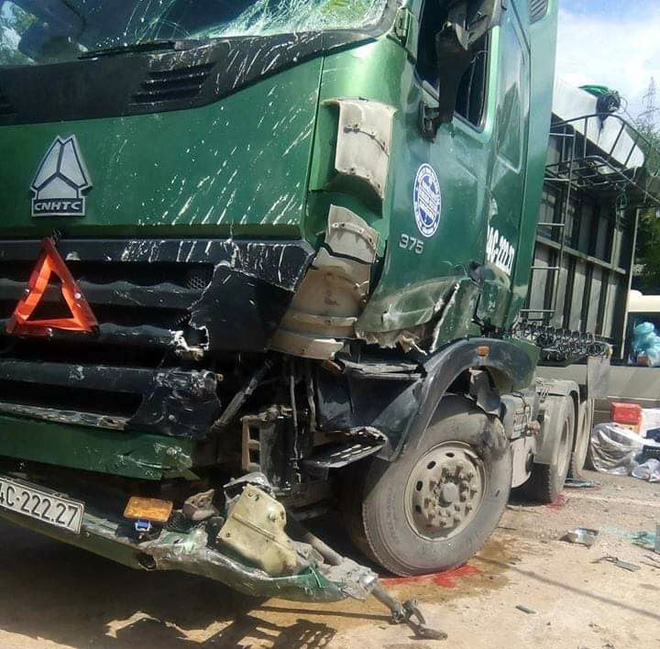 12 người bị thương khi xe đầu kéo tông trực diện ô tô khách