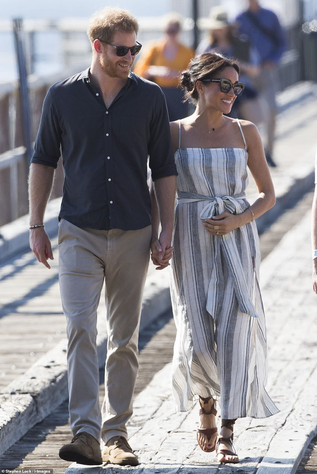 Meghan bế bụng bầu, tái xuất rạng rỡ bên chồng, táo bạo mặc váy xẻ tà cao quá đà, suýt lộ hàng