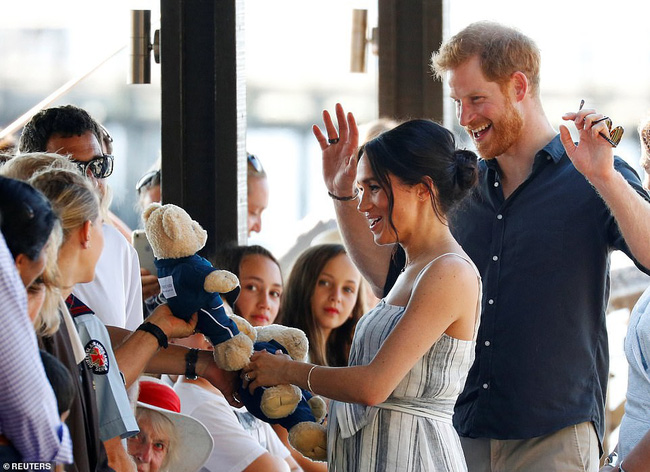 Meghan bế bụng bầu, tái xuất rạng rỡ bên chồng, táo bạo mặc váy xẻ tà cao quá đà, suýt lộ hàng