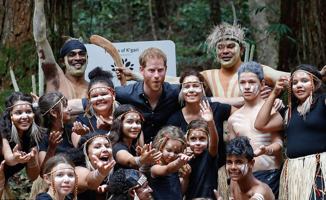 Meghan bế bụng bầu, tái xuất rạng rỡ bên chồng, táo bạo mặc váy xẻ tà cao quá đà, suýt lộ hàng