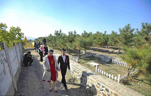 Cô dâu, chú rể Trung Quốc tổ chức đám cưới ở nghĩa trang