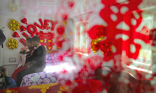 Cô dâu, chú rể Trung Quốc tổ chức đám cưới ở nghĩa trang