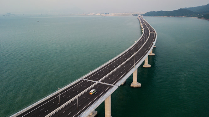 Khánh thành cầu xuyên biển dài nhất thế giới