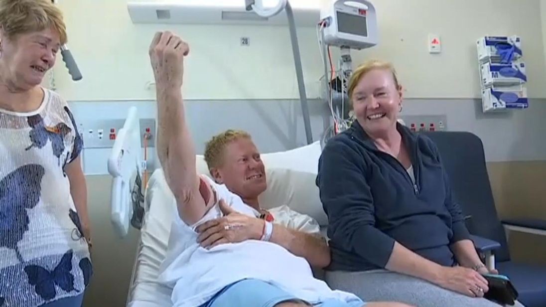 Úc: Tấn công người đang lướt ván, cá mập bị chú trung niên đấm lên bờ xuống ruộng