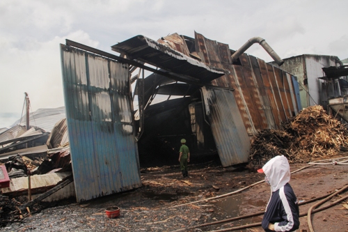 Khói lửa bao trùm xưởng gỗ 3.000 m2 ở Bình Định