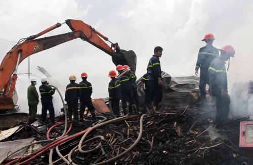 Khói lửa bao trùm xưởng gỗ 3.000 m2 ở Bình Định