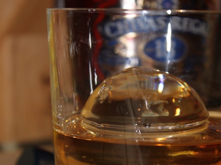 Giới siêu giàu chi gần chục triệu mua đá lạnh sang chảnh về uống rượu