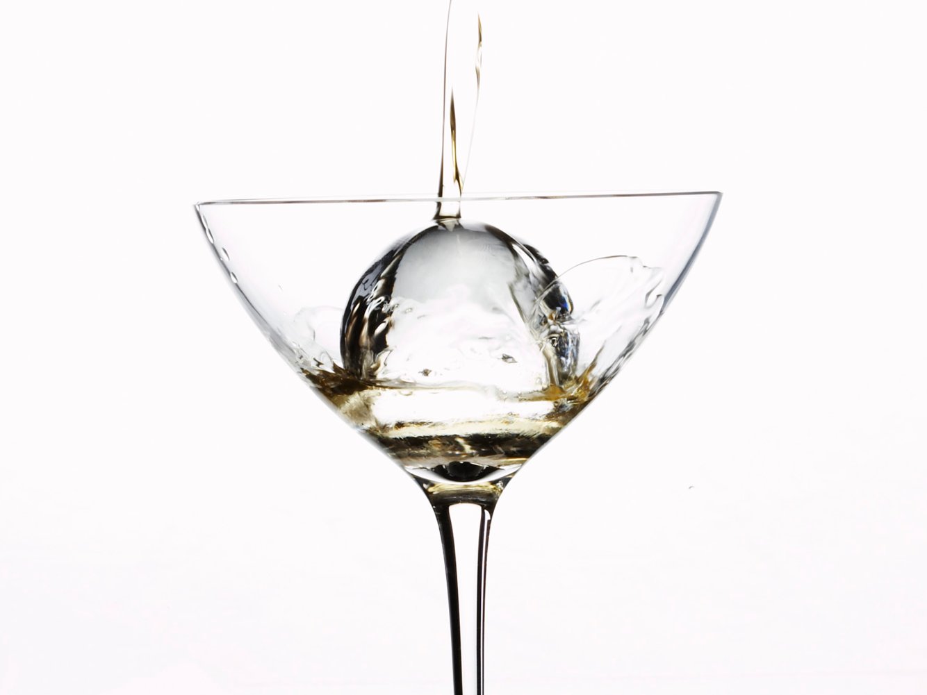 Giới siêu giàu chi gần chục triệu mua đá lạnh sang chảnh về uống rượu